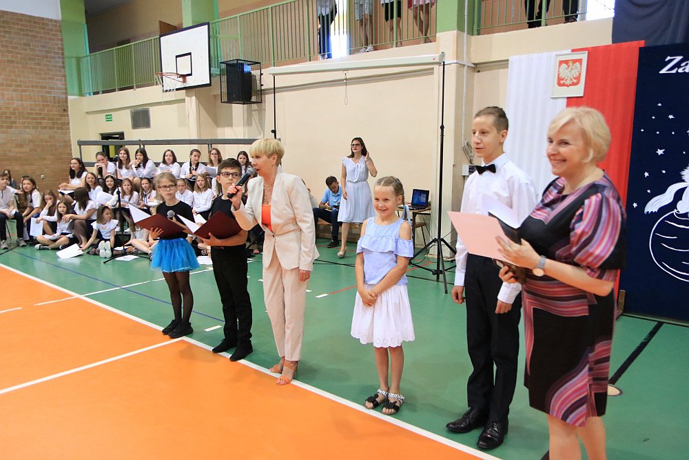 Zakończenie roku szkolnego w Szkole Podstawowej nr 5 [24.06.2022] - zdjęcie #14 - eOstroleka.pl