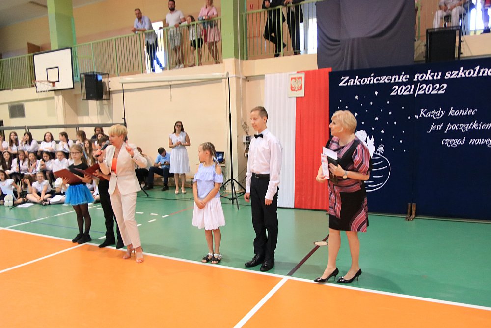 Zakończenie roku szkolnego w Szkole Podstawowej nr 5 [24.06.2022] - zdjęcie #11 - eOstroleka.pl