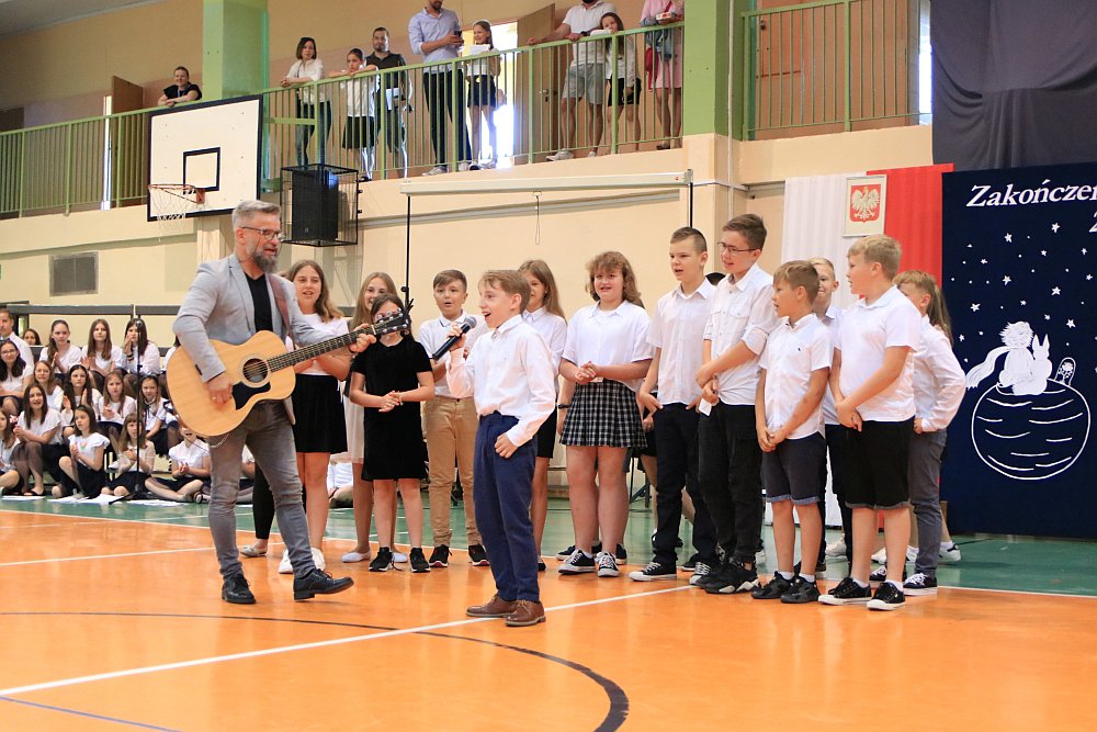 Zakończenie roku szkolnego w Szkole Podstawowej nr 5 [24.06.2022] - zdjęcie #8 - eOstroleka.pl
