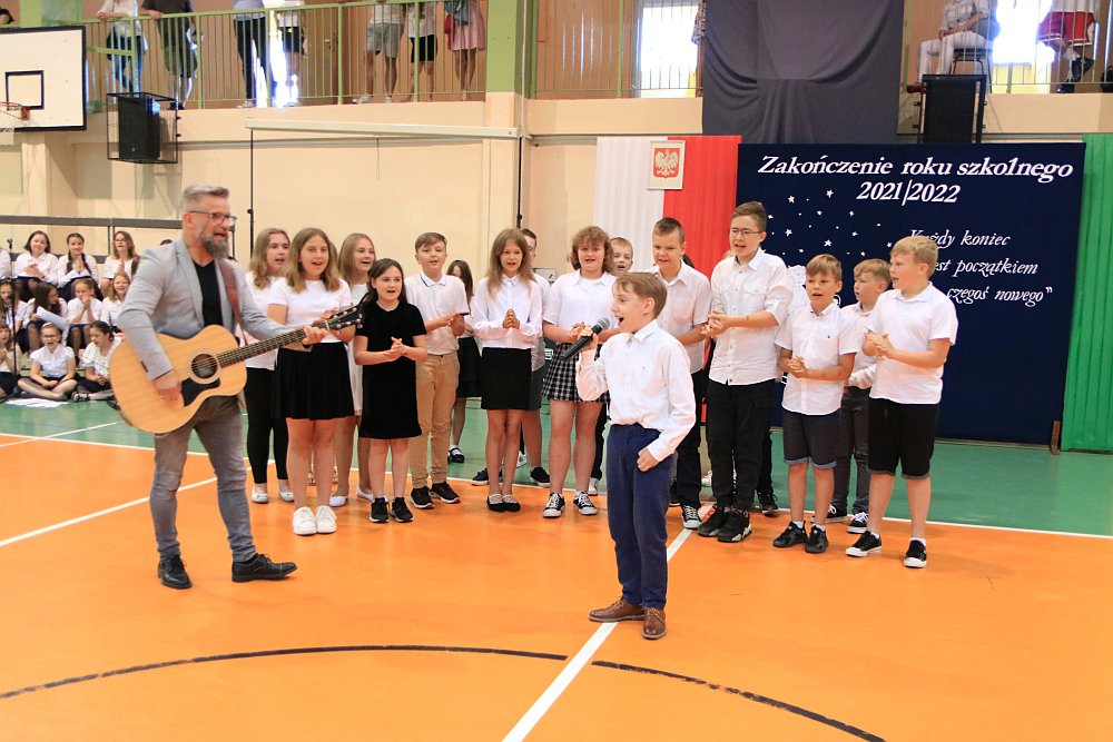 Zakończenie roku szkolnego w Szkole Podstawowej nr 5 [24.06.2022] - zdjęcie #1 - eOstroleka.pl