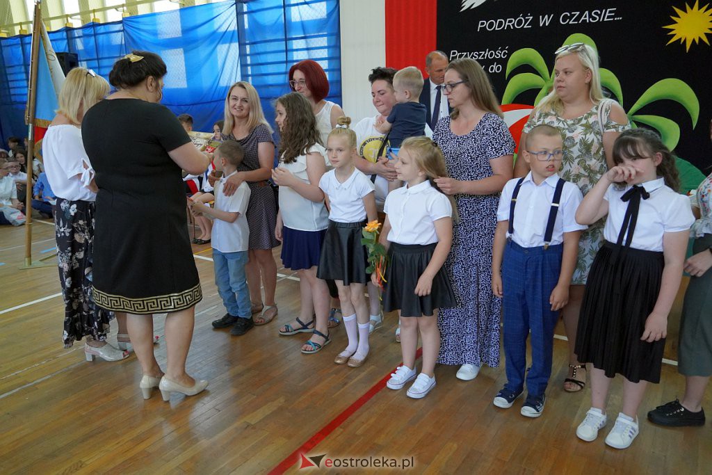 Zakończenie roku szkolnego w Szkole Podstawowej nr 2 [24.06.2022] - zdjęcie #1 - eOstroleka.pl