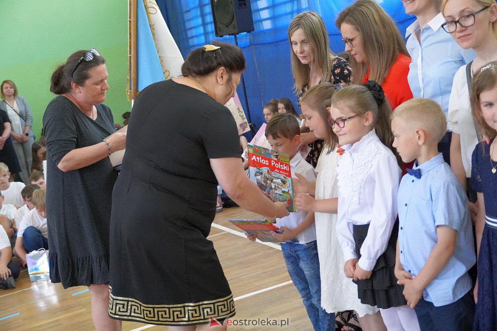 Zakończenie roku szkolnego w Szkole Podstawowej nr 2 [24.06.2022] - zdjęcie #6 - eOstroleka.pl