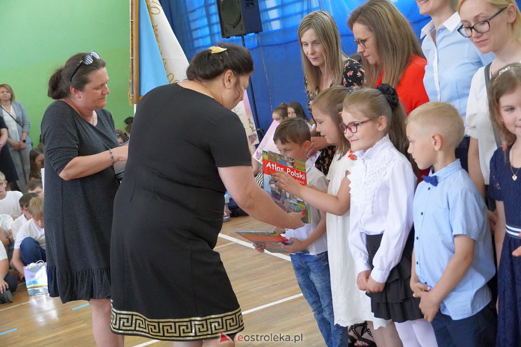 Zakończenie roku szkolnego w Szkole Podstawowej nr 2 [24.06.2022] - zdjęcie #7 - eOstroleka.pl