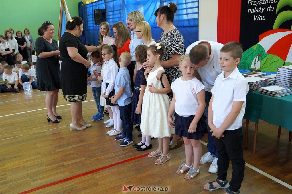 Zakończenie roku szkolnego w Szkole Podstawowej nr 2 [24.06.2022] - zdjęcie #8 - eOstroleka.pl