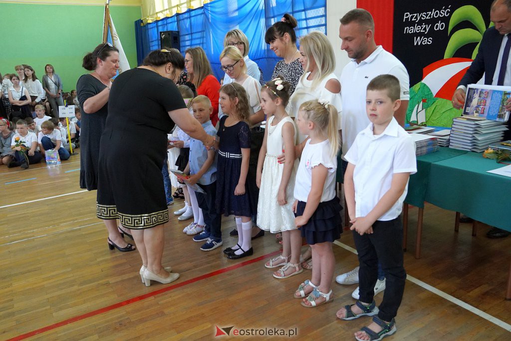 Zakończenie roku szkolnego w Szkole Podstawowej nr 2 [24.06.2022] - zdjęcie #11 - eOstroleka.pl