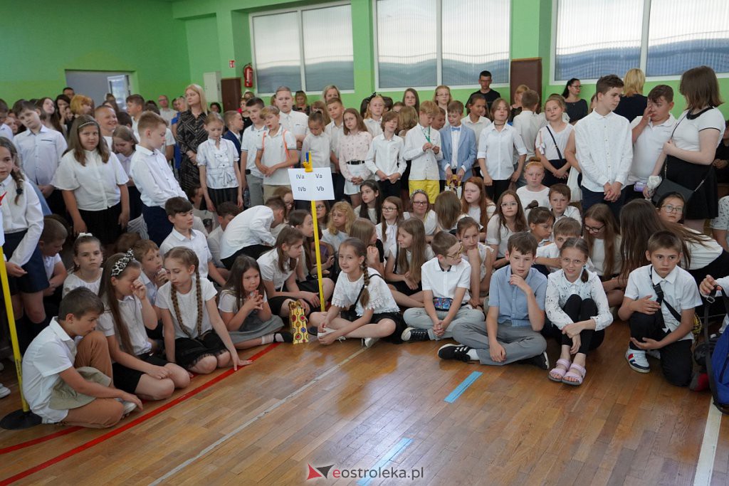 Zakończenie roku szkolnego w Szkole Podstawowej nr 2 [24.06.2022] - zdjęcie #14 - eOstroleka.pl