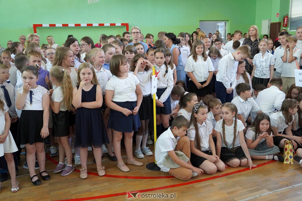 Zakończenie roku szkolnego w Szkole Podstawowej nr 2 [24.06.2022] - zdjęcie #15 - eOstroleka.pl