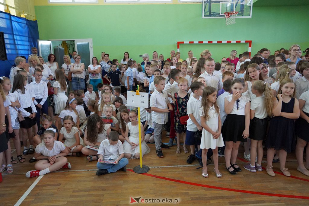 Zakończenie roku szkolnego w Szkole Podstawowej nr 2 [24.06.2022] - zdjęcie #16 - eOstroleka.pl