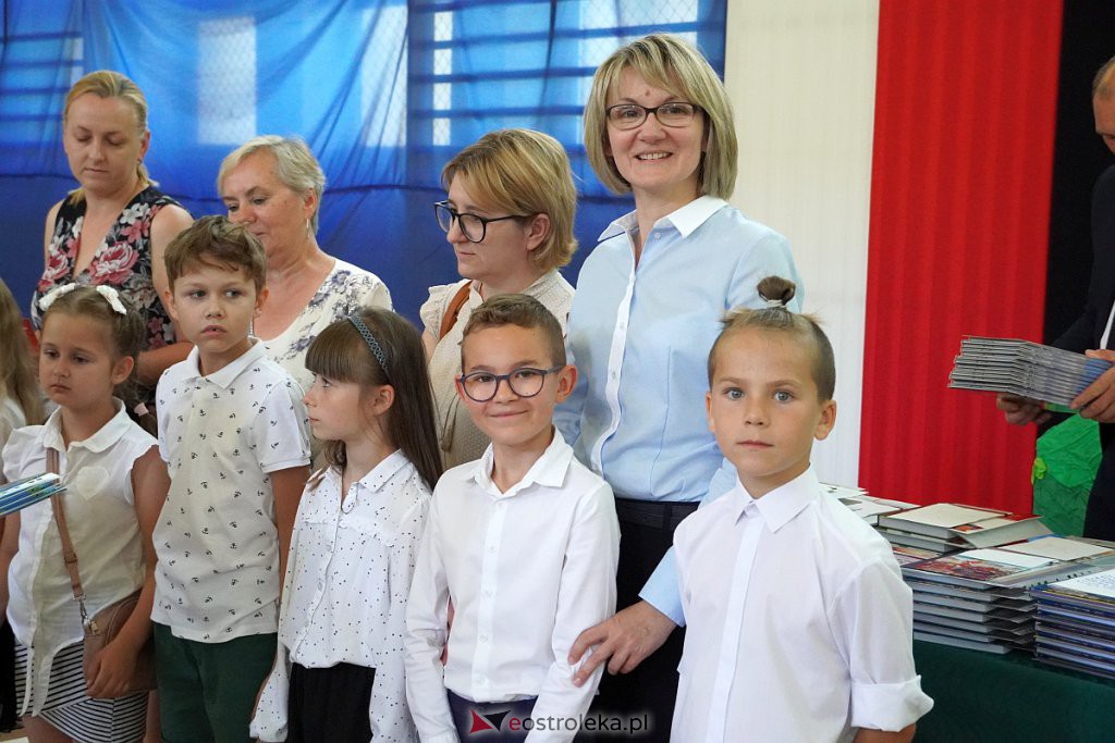 Zakończenie roku szkolnego w Szkole Podstawowej nr 2 [24.06.2022] - zdjęcie #19 - eOstroleka.pl