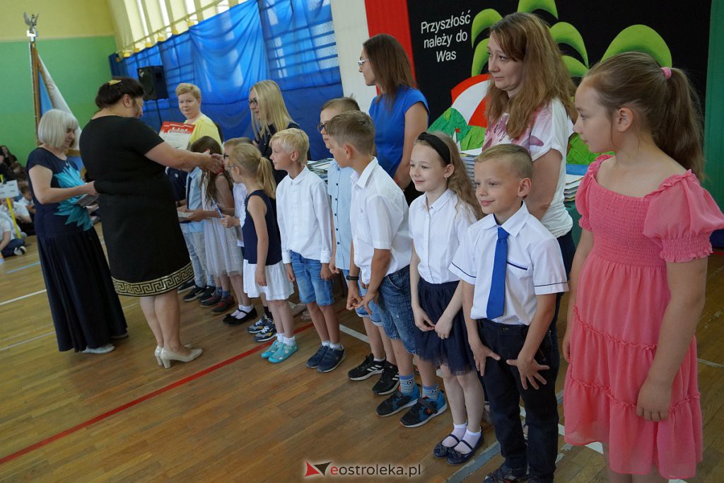 Zakończenie roku szkolnego w Szkole Podstawowej nr 2 [24.06.2022] - zdjęcie #27 - eOstroleka.pl