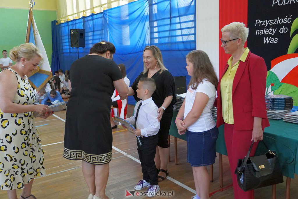 Zakończenie roku szkolnego w Szkole Podstawowej nr 2 [24.06.2022] - zdjęcie #34 - eOstroleka.pl