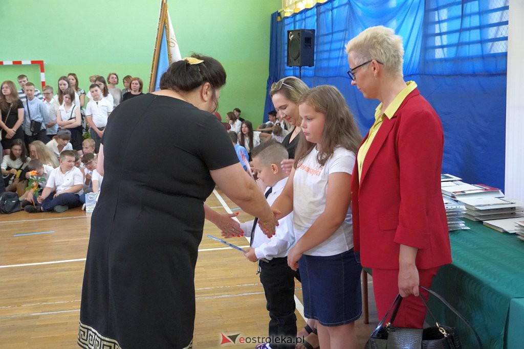 Zakończenie roku szkolnego w Szkole Podstawowej nr 2 [24.06.2022] - zdjęcie #35 - eOstroleka.pl
