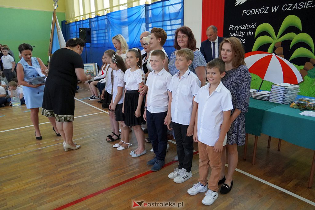 Zakończenie roku szkolnego w Szkole Podstawowej nr 2 [24.06.2022] - zdjęcie #90 - eOstroleka.pl