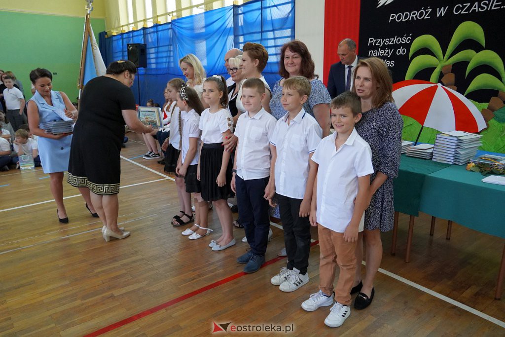 Zakończenie roku szkolnego w Szkole Podstawowej nr 2 [24.06.2022] - zdjęcie #89 - eOstroleka.pl