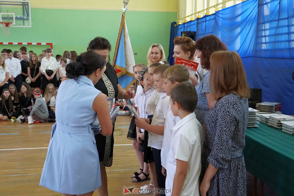 Zakończenie roku szkolnego w Szkole Podstawowej nr 2 [24.06.2022] - zdjęcie #87 - eOstroleka.pl