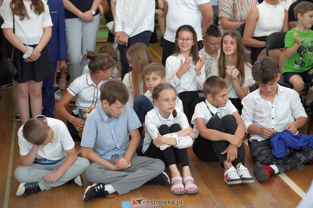 Zakończenie roku szkolnego w Szkole Podstawowej nr 2 [24.06.2022] - zdjęcie #83 - eOstroleka.pl