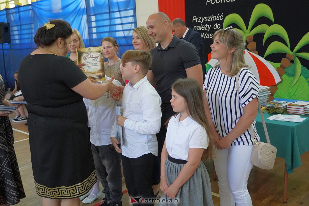 Zakończenie roku szkolnego w Szkole Podstawowej nr 2 [24.06.2022] - zdjęcie #77 - eOstroleka.pl