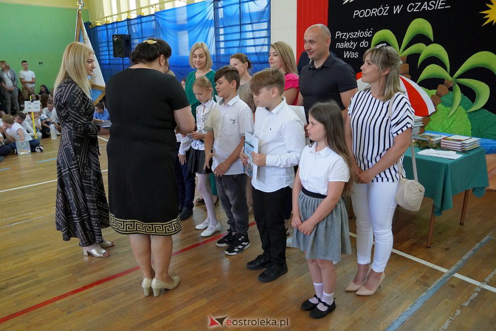 Zakończenie roku szkolnego w Szkole Podstawowej nr 2 [24.06.2022] - zdjęcie #76 - eOstroleka.pl