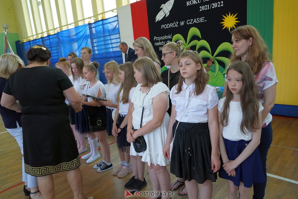 Zakończenie roku szkolnego w Szkole Podstawowej nr 2 [24.06.2022] - zdjęcie #69 - eOstroleka.pl