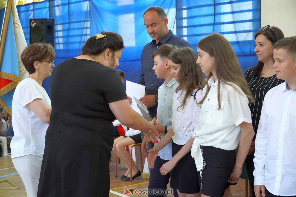 Zakończenie roku szkolnego w Szkole Podstawowej nr 2 [24.06.2022] - zdjęcie #57 - eOstroleka.pl