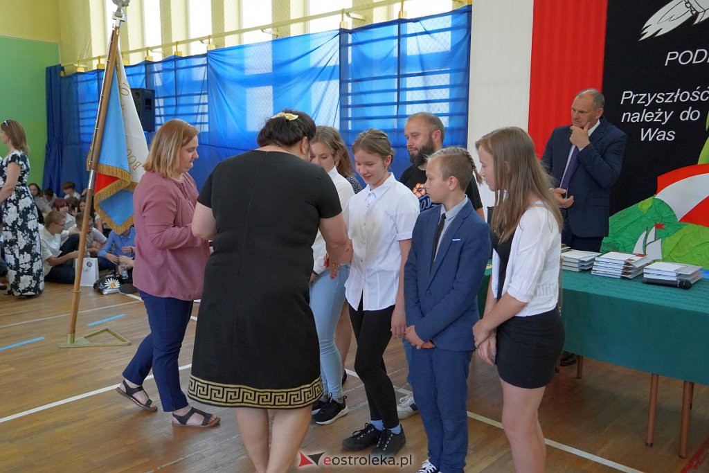 Zakończenie roku szkolnego w Szkole Podstawowej nr 2 [24.06.2022] - zdjęcie #42 - eOstroleka.pl