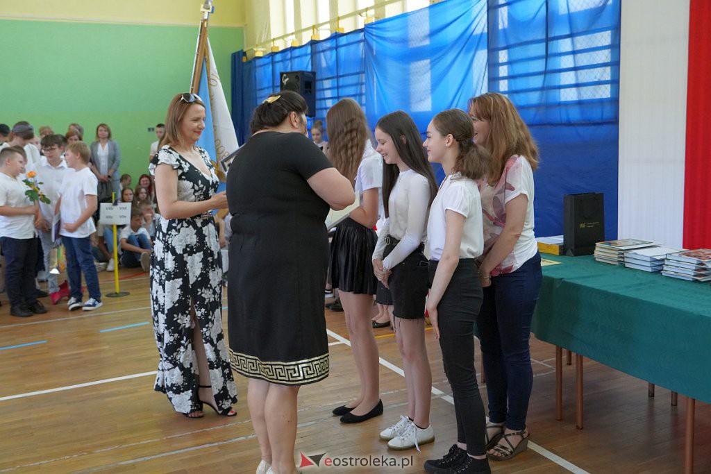 Zakończenie roku szkolnego w Szkole Podstawowej nr 2 [24.06.2022] - zdjęcie #36 - eOstroleka.pl