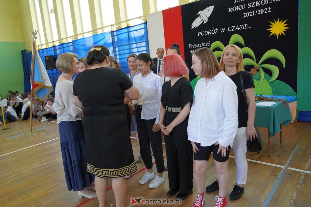 Zakończenie roku szkolnego w Szkole Podstawowej nr 2 [24.06.2022] - zdjęcie #25 - eOstroleka.pl