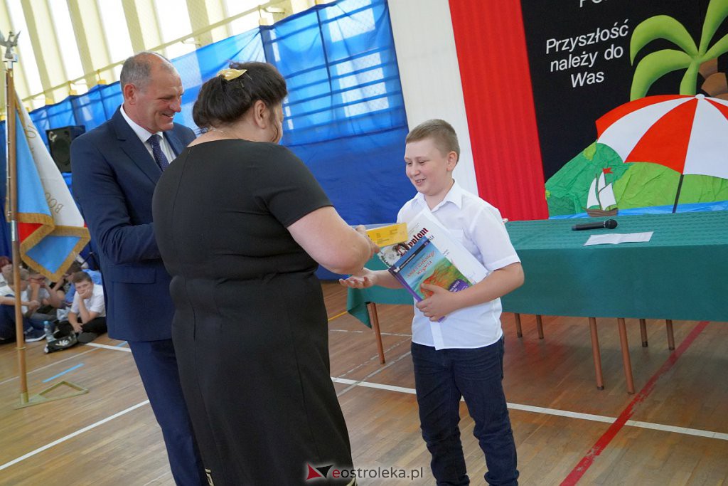 Zakończenie roku szkolnego w Szkole Podstawowej nr 2 [24.06.2022] - zdjęcie #20 - eOstroleka.pl