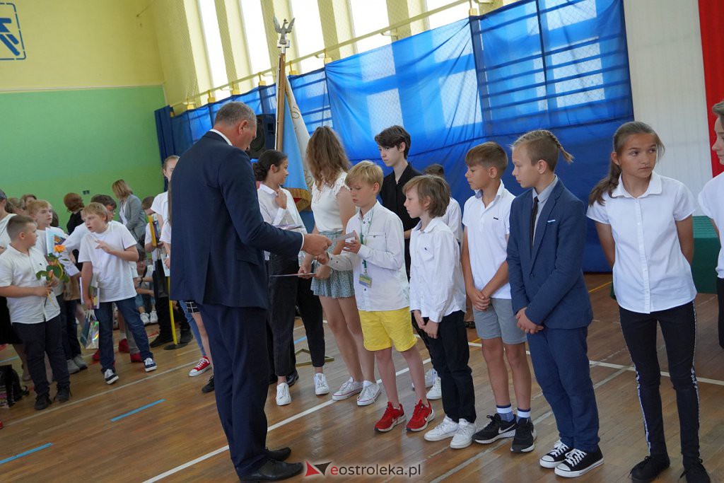 Zakończenie roku szkolnego w Szkole Podstawowej nr 2 [24.06.2022] - zdjęcie #16 - eOstroleka.pl