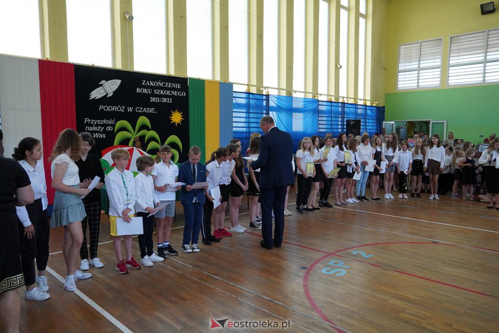 Zakończenie roku szkolnego w Szkole Podstawowej nr 2 [24.06.2022] - zdjęcie #11 - eOstroleka.pl