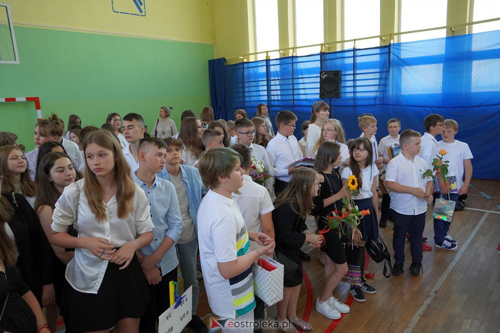 Zakończenie roku szkolnego w Szkole Podstawowej nr 2 [24.06.2022] - zdjęcie #10 - eOstroleka.pl