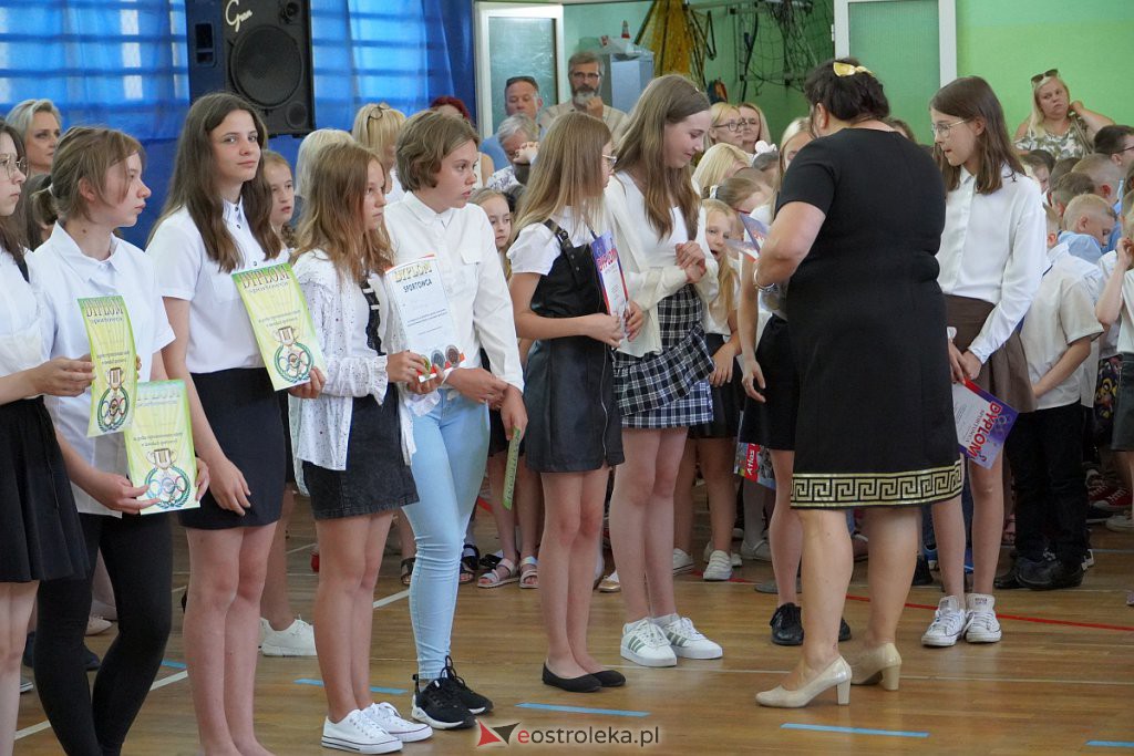 Zakończenie roku szkolnego w Szkole Podstawowej nr 2 [24.06.2022] - zdjęcie #8 - eOstroleka.pl