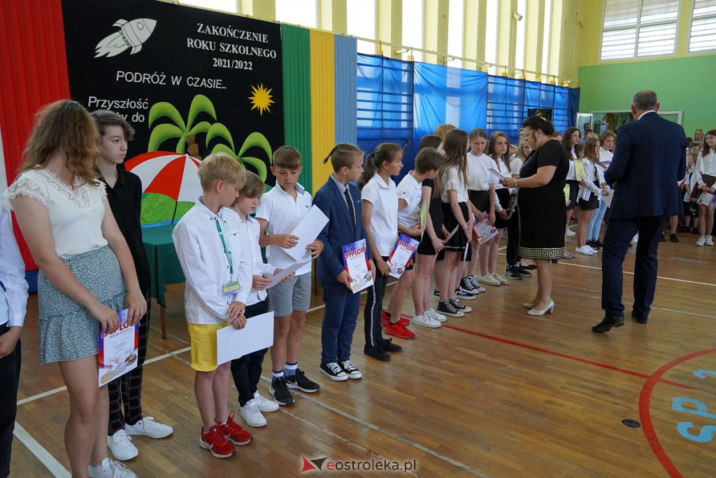 Zakończenie roku szkolnego w Szkole Podstawowej nr 2 [24.06.2022] - zdjęcie #6 - eOstroleka.pl