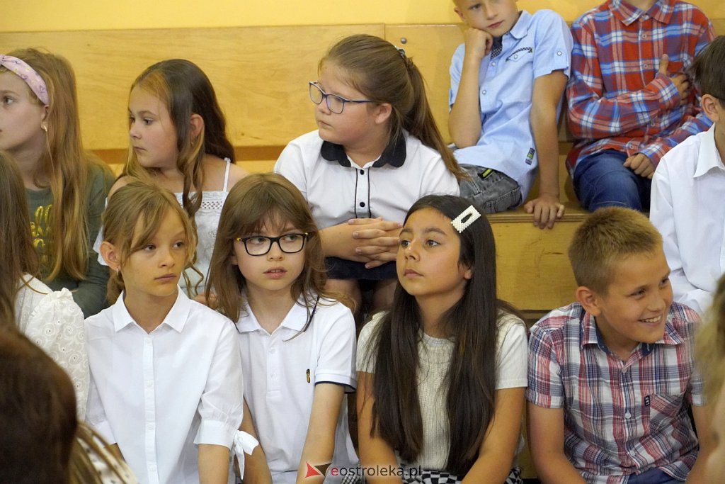 Zakończenie roku szkolnego klas 3 w Szkole Podstawowej nr 6 [24.06.2022] - zdjęcie #7 - eOstroleka.pl