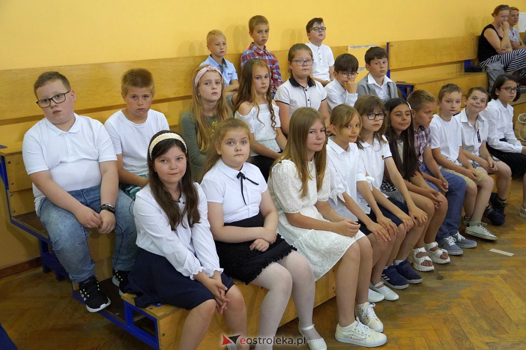 Zakończenie roku szkolnego klas 3 w Szkole Podstawowej nr 6 [24.06.2022] - zdjęcie #17 - eOstroleka.pl