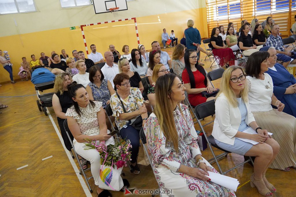 Zakończenie roku szkolnego klas 3 w Szkole Podstawowej nr 6 [24.06.2022] - zdjęcie #20 - eOstroleka.pl