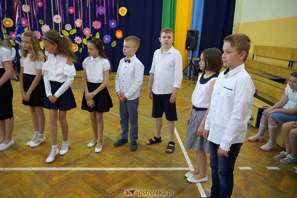 Zakończenie roku szkolnego klas 3 w Szkole Podstawowej nr 6 [24.06.2022] - zdjęcie #25 - eOstroleka.pl