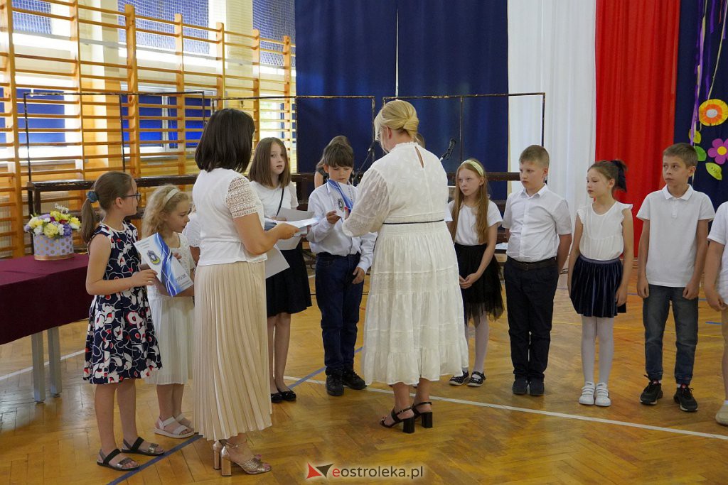Zakończenie roku szkolnego klas 3 w Szkole Podstawowej nr 6 [24.06.2022] - zdjęcie #31 - eOstroleka.pl
