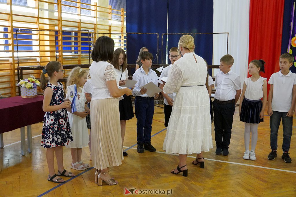 Zakończenie roku szkolnego klas 3 w Szkole Podstawowej nr 6 [24.06.2022] - zdjęcie #29 - eOstroleka.pl
