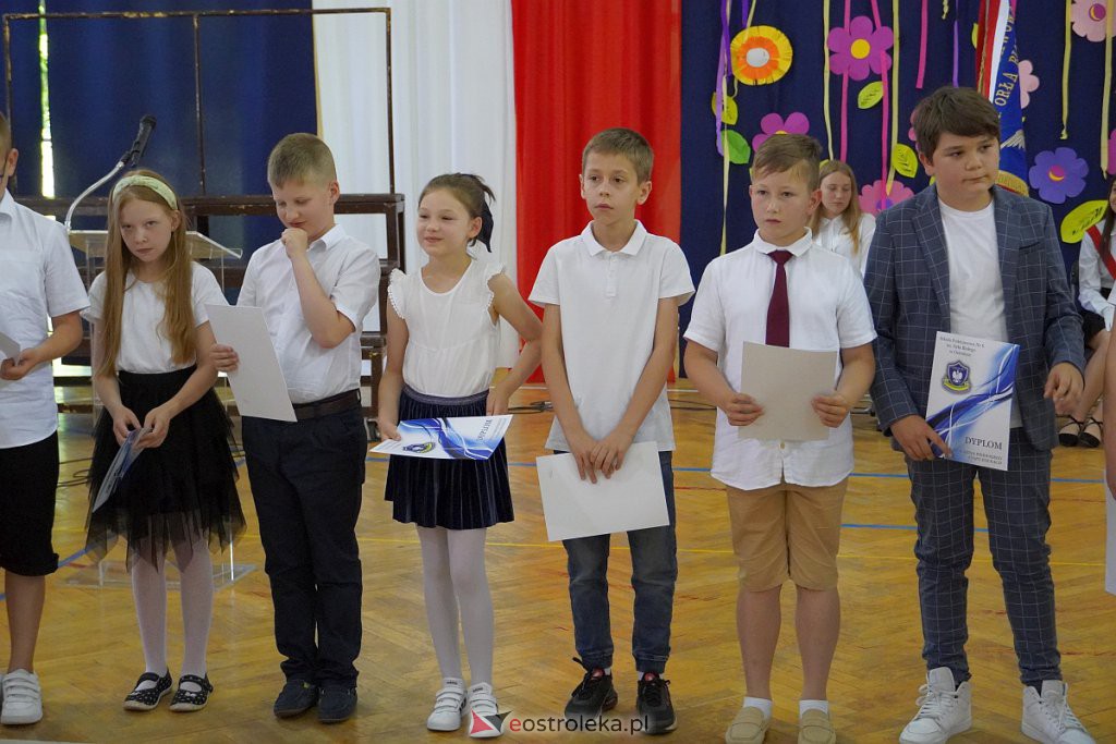 Zakończenie roku szkolnego klas 3 w Szkole Podstawowej nr 6 [24.06.2022] - zdjęcie #33 - eOstroleka.pl
