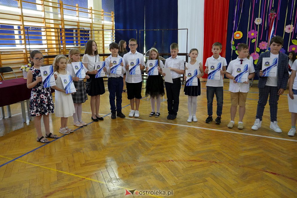 Zakończenie roku szkolnego klas 3 w Szkole Podstawowej nr 6 [24.06.2022] - zdjęcie #34 - eOstroleka.pl