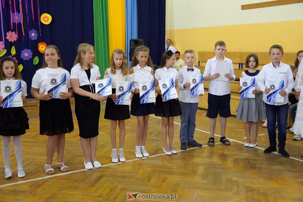 Zakończenie roku szkolnego klas 3 w Szkole Podstawowej nr 6 [24.06.2022] - zdjęcie #38 - eOstroleka.pl