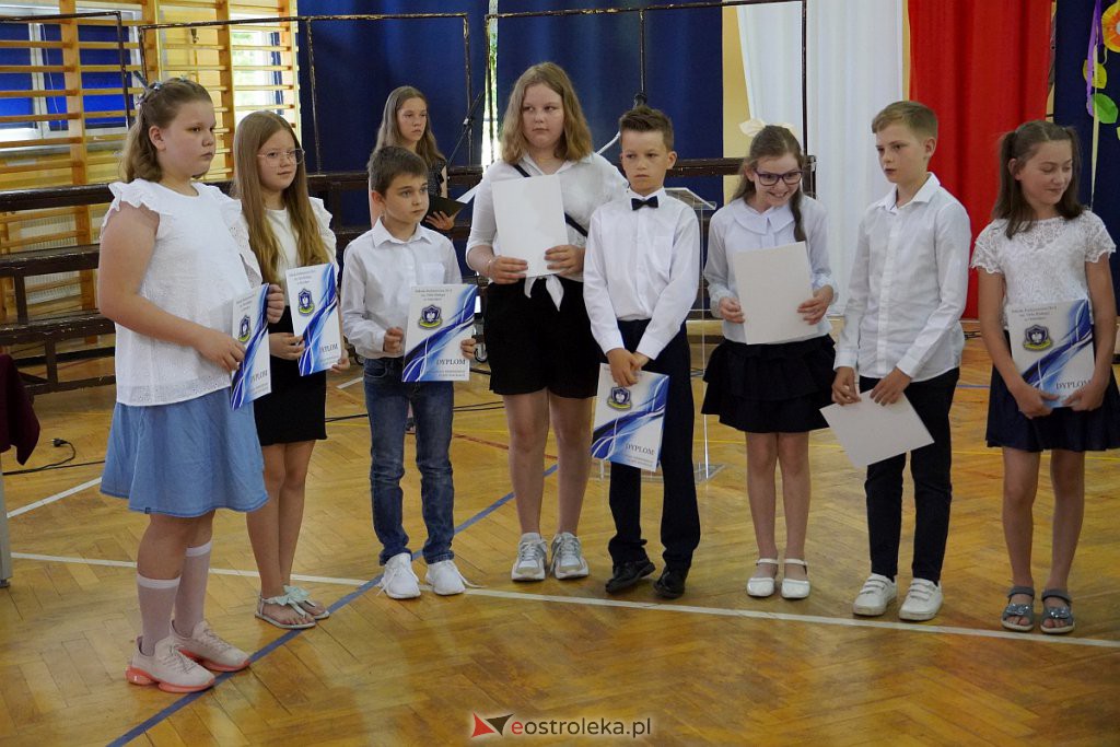 Zakończenie roku szkolnego klas 3 w Szkole Podstawowej nr 6 [24.06.2022] - zdjęcie #40 - eOstroleka.pl