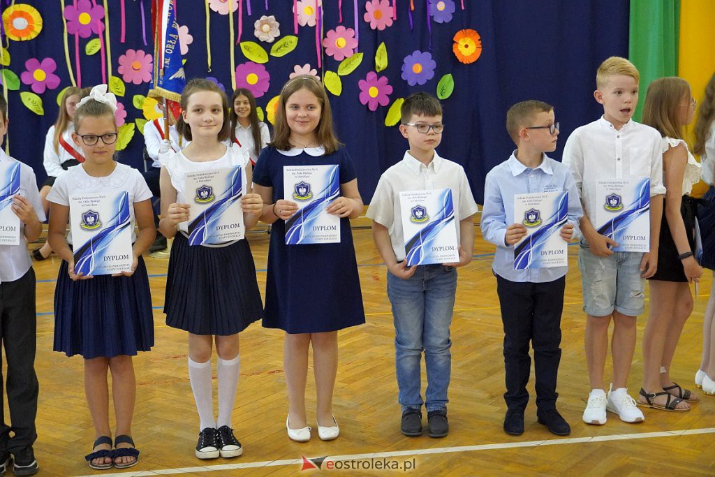Zakończenie roku szkolnego klas 3 w Szkole Podstawowej nr 6 [24.06.2022] - zdjęcie #45 - eOstroleka.pl