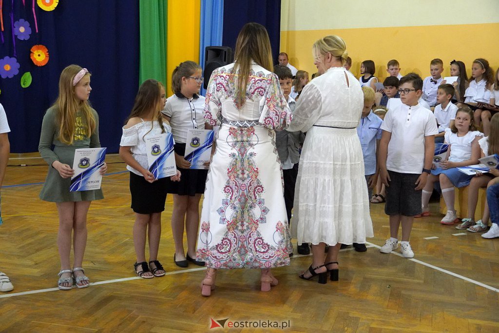 Zakończenie roku szkolnego klas 3 w Szkole Podstawowej nr 6 [24.06.2022] - zdjęcie #8 - eOstroleka.pl