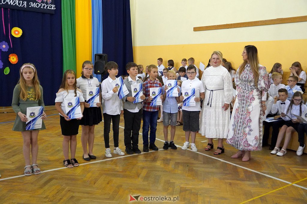 Zakończenie roku szkolnego klas 3 w Szkole Podstawowej nr 6 [24.06.2022] - zdjęcie #52 - eOstroleka.pl