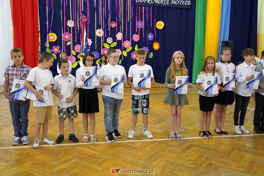 Zakończenie roku szkolnego klas 3 w Szkole Podstawowej nr 6 [24.06.2022] - zdjęcie #4 - eOstroleka.pl