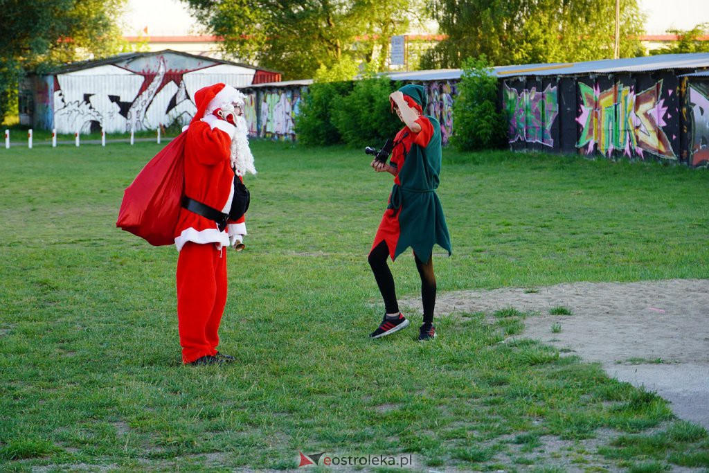 Pół roku do świąt - Święty Mikołaj na plaży w Ostrołęce [24.06.2022] - zdjęcie #1 - eOstroleka.pl