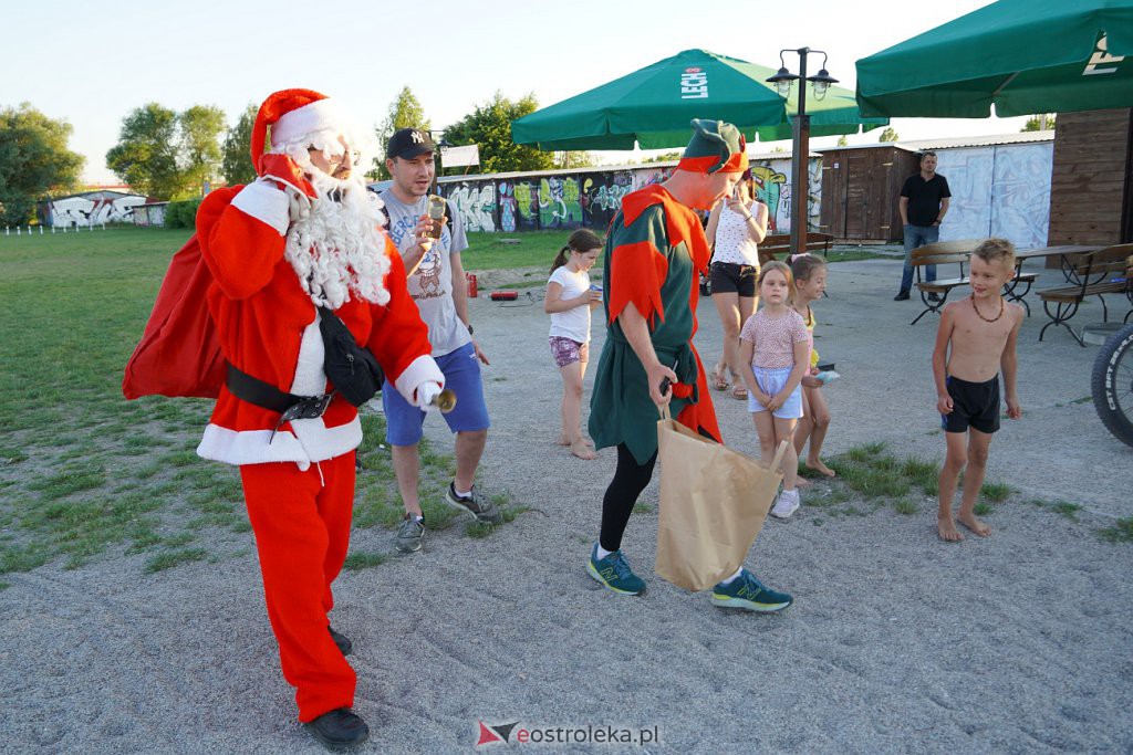 Pół roku do świąt - Święty Mikołaj na plaży w Ostrołęce [24.06.2022] - zdjęcie #4 - eOstroleka.pl