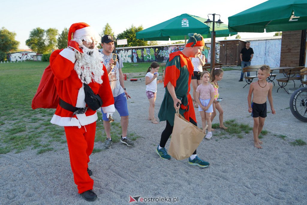 Pół roku do świąt - Święty Mikołaj na plaży w Ostrołęce [24.06.2022] - zdjęcie #5 - eOstroleka.pl